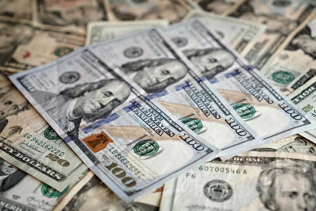 Inversor recibiendo rendimientos de su inversión