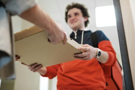 Inversor revisando oportunidades en aplicaciones móviles desde un smartphone